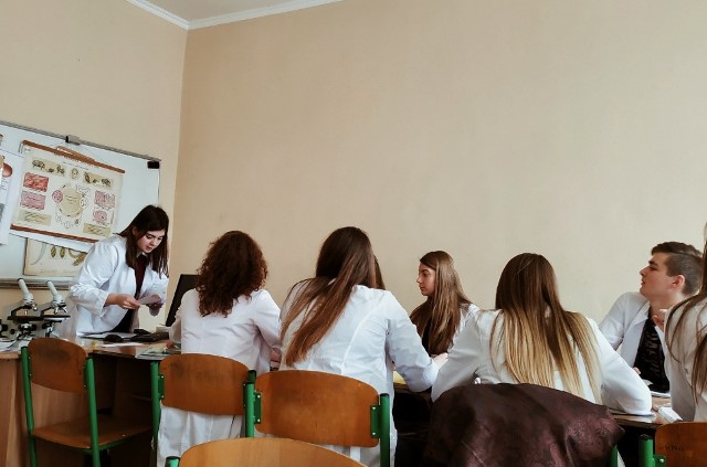 Майбутні лікарі вивчають паразитологію з практиканткою Лисенко Діаною